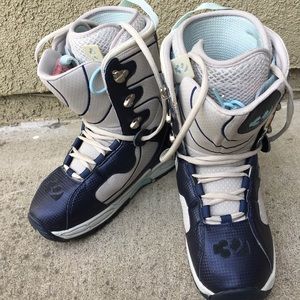 Women’s snowboarding boots